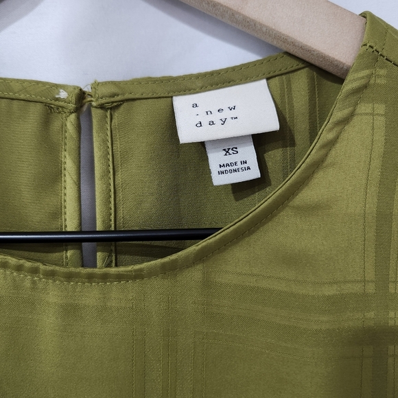 Olive Satin Womens Flutter Sleeve Top Size XS Windowpane Contemporary Modern - Picture 5 of 5